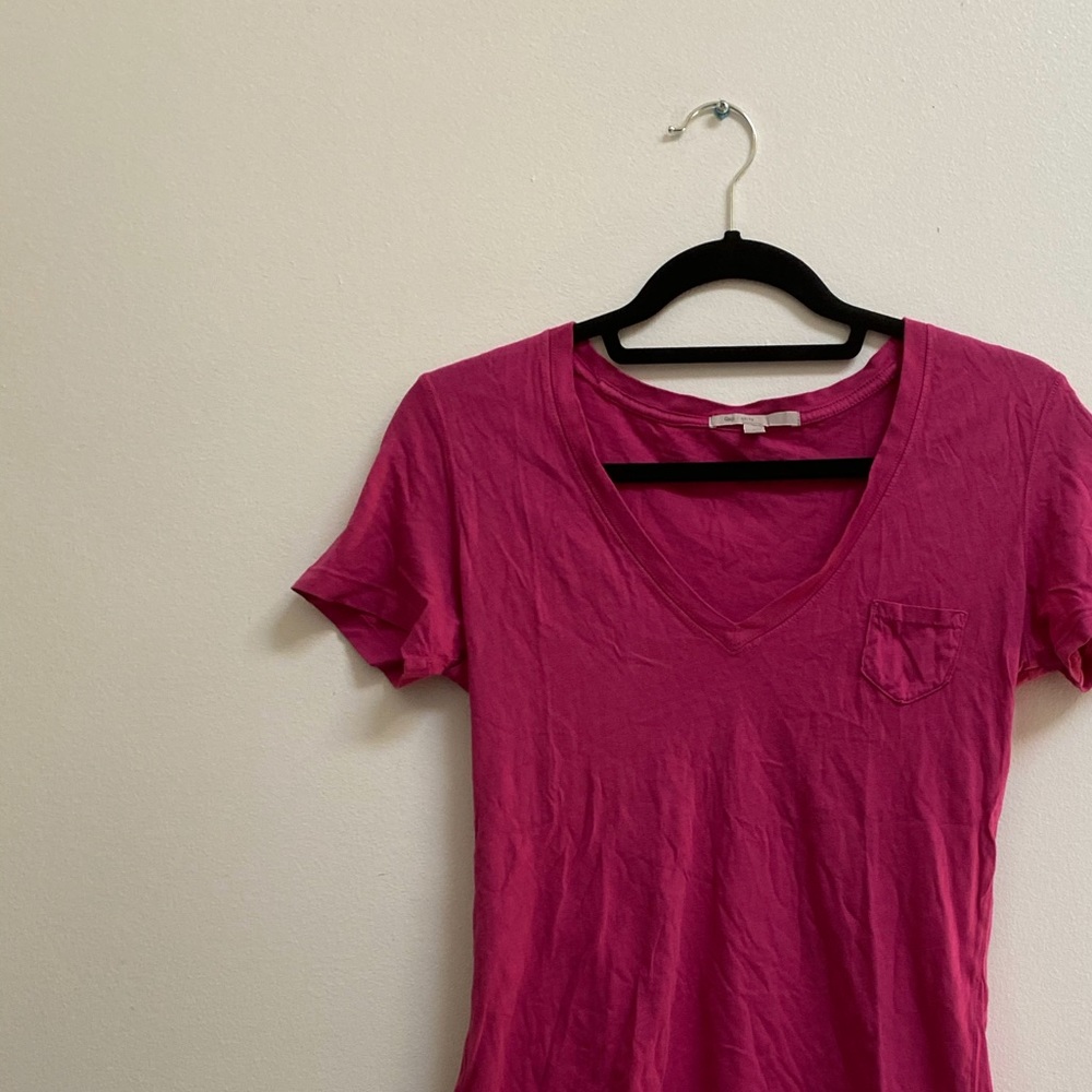 Gap Basic V-neck Tee